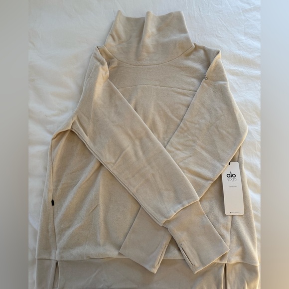 NWT Alo Yoga Warmth Cover-up in Bone. Size L. - Picture 2 of 6